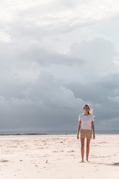 站在海边的女人